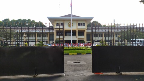 Suasana gerbang kampus Unpad di Kota Bandung tutup pada hari ketiga gelaran PPKM Darurat yang akan berlangsung hingga tanggal 20 Juli mendatang. Foto: Rachmadi Rasyad/kumparan