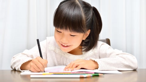 Ilustrasi anak menulis. Foto: Thinkstock