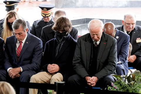 Joe Biden Kunjungi Makam Anaknya, Beau, Jelang Peringatan Memorial Day (1)