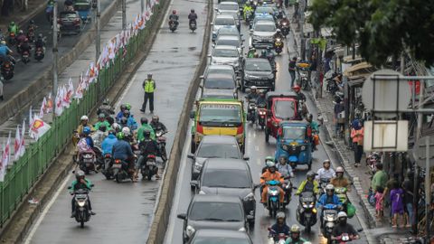 Petugas kepolisian merazia pengendara sepeda motor yang nekat melintasi jalur bus Transjakarta di Jalan Sultan Agung, Manggarai, Jakarta, Kamis (6/2). Foto: ANTARA FOTO/Galih Pradipta
