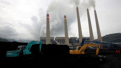 Ekskavator menumpuk batu bara di area penyimpanan di Pembangkit Listrik Indonesia di Suralaya, di provinsi Banten. Foto: Reuters