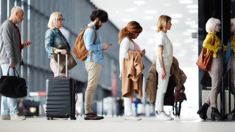 Ilustrasi mengantre di loket check in bandara Foto: Shutter Stock