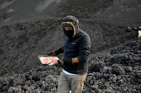 David Garcia, Chef di Guatemala yang memasak pizza di atas lahar panas. Foto: Johan Ordonez/AFP