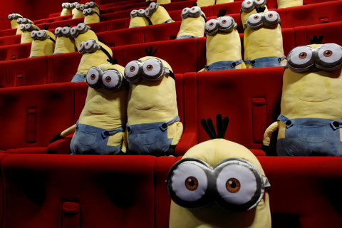 Sejumlah boneka minions diletakkan di kursi penonton sebagai pembatas di bioskop MK2 di Paris, Prancis. Foto: Benoit Tessier/REUTERS