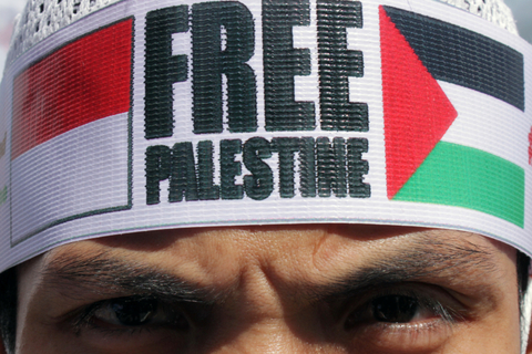 Peserta memakai atribut Indonesia-Palestina saat mengikuti aksi bela Palestina di Makassar, Sulawesi Selatan, Jumat (21/5).  Foto: Arnas Padda/ANTARA FOTO