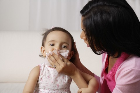 Ilustrasi Pertolongan Pertama pada Anak yang Mimisan. Foto: Shutter Stock