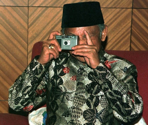 Habibie membidikkan kamera sakunya di Batam, Selasa (13/10/1998). Foto: ANTARA/Audy MA