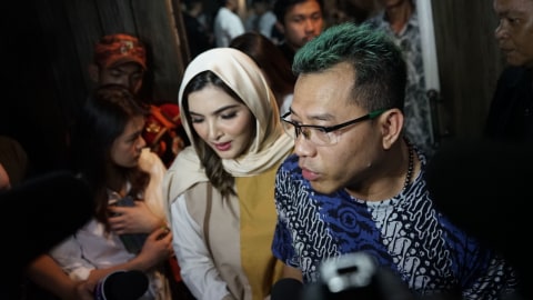 Musisi Anang Hermansyah bersama istrinya Ashanty saat mendatangi kerumah Bunga Citra Lestari di Pejaten Barat, Jakarta, Senin, (24/2/2020). Foto: Dok. Ronny