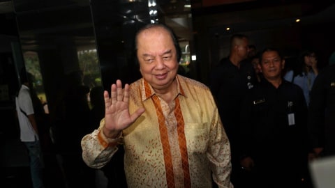 Pengusaha Dato Sri Tahir saat memberikan keterangan pers usai menukarkan dolarnya ke rupiah di Gedung Bank Indonesia, Jakarta, Senin (15/10/2018). Foto: Fanny Kusumawardhani/kumparan