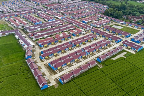 Foto udara perumahan di kawasan Majalaya, Karawang, Jawa Barat, Rabu (9/2/2022). Foto: ANTARA FOTO/M Ibnu Chazar