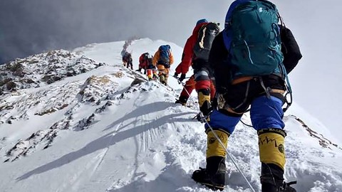 Ilustrasi pendaki Gunung Everest. Foto: AFP