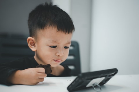 Ilustrasi anak balita belajar dengan gadget. Foto: Shutterstock