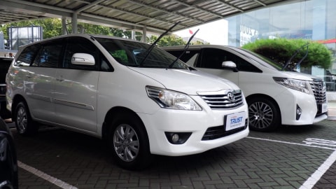 Toyota Innova dan Alphard bekas Foto: Aditya Pratama Niagara/kumparanOTO