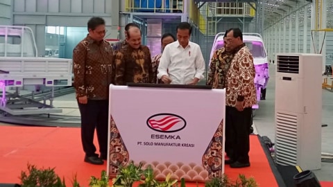 Presiden Joko Widodo (tengah) menandatangani prasasti saat meresmikan pabrik mobil Esemka. Foto: kumparan