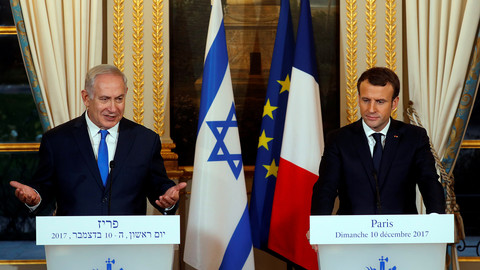 Emmanuel Macron dan Benjamin Netanyahu. Foto: Reuters/Philippe Wojazer
