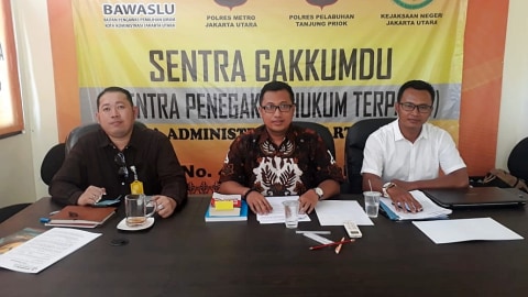Benny Sabdo (tengah) saat rapat sentra Gakkumdu. Foto: Dok. Istimewa