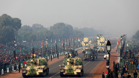 Sejumlah kendaraan taktis militer India berbaris dalam mengikuti parade menyambut Hari Kemerdekaan India di New Delhi, India, (23/1). Foto: REUTERS/Altaf Hussain