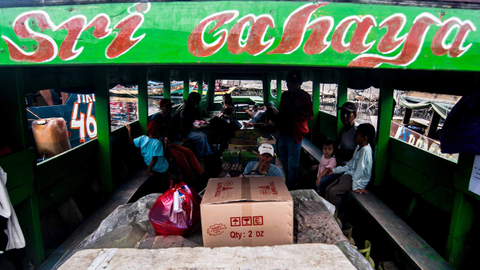 Foto: Melihat Warga Mudik ke Muara Gembong Pakai Perahu (1)