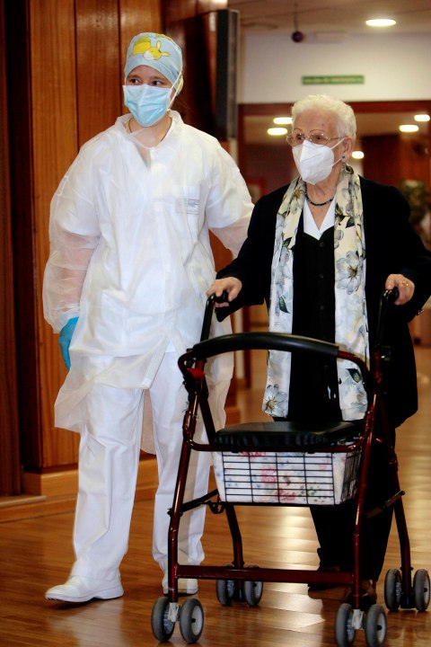 Mereka yang Pertama Disuntik Vaksin Corona di Sejumlah Negara (1)