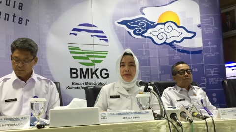 Kepala BMKG Dwikorita Karnawati (tengah) memberikan keterangan pers di Kantor BMKG, Jakarta Pusat, Kamis (31/10). Foto: Andesta Herli Wijaya/kumparan 