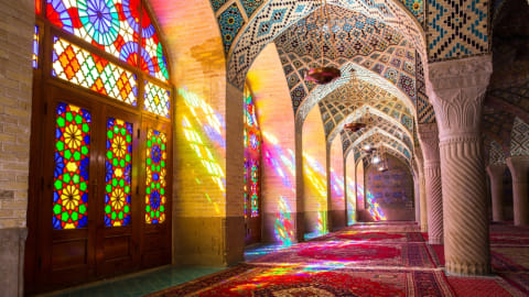 Pendar warna dari jendela Nasir al-Mulk Mosque yang berwarna-warni Foto: Shutter Stock