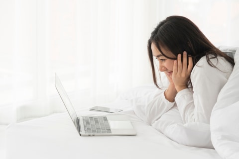 Ilustrasi menonton drama Korea. Foto: Shutterstock