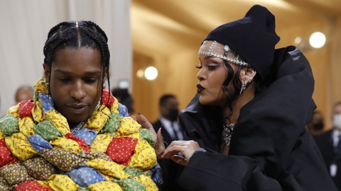 ASAP Rocky dan Rihanna di met gala. Foto: REUTERS/Mario Anzuoni
