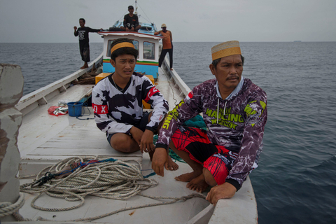 Seorang nelayan Pulau Sabira keturunan Suku Bugis, Nur Ali (kanan) bersama putranya, Akmal dan anak-anak buah kapal (ABK) berada di atas perahunya saat mencari ikan di perairan Laut Jawa, Kepulauan Seribu, DKI Jakarta. Foto: Aditya Pradana Putra/ANTARA FOTO