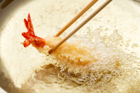Ilustrasi menggoreng udang tempura Foto: dok.shutterstock