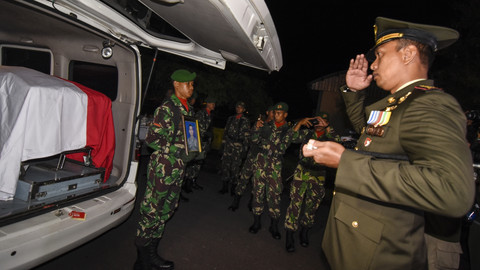Danrem 162/Wira Bhakti Kolonel CZI Ahmad Rizal Ramdhani memberikan penghormatan terhadap jenazah Sertu Anumerta Mirwariyadin usai upacara penyerahan jenazah di Lombok International Airport. Foto: Antara/Ahmad Subaidi