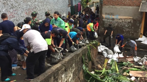 Warga mengikuti kerja batk bareng di Jalan Kerja Bakti, Jakarta Timur. Foto: Raga Imam/kumparan 