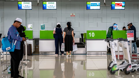 Penumpang beraktivitas di area ‘check in’ atau konfirmasi tiket Bandara Internasional Jenderal Ahmad Yani, Semarang, Jawa Tengah. Foto: Antara/Aji Styawan