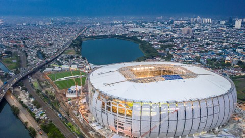 Suasana pencahayaan Jakarta International Stadium (JIS) di Tanjung Priok, Jakarta, Sabtu (11/12/2021). Foto: Muhammad Adimaja/ANTARA FOTO