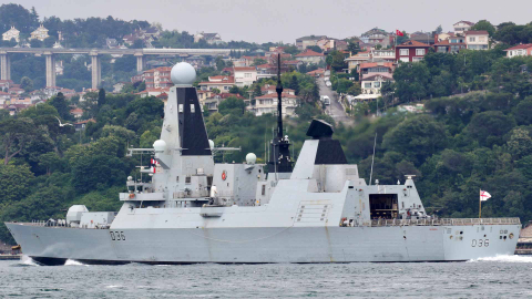 Kapal perusak Tipe 45 Angkatan Laut Kerajaan Inggris, HMS Defender, berlayar di Bosphorus, dalam perjalanannya ke Laut Hitam, di Istanbul, Turki, 14 Juni 2021. Foto: REUTERS/Yoruk Isik
