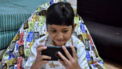 Ilustrasi anak bermain gadget. Foto: Melly Meiliani/kumparan