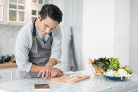 Ilustrasi kreator laki-laki dengan konten memasak. Foto: Dok. Shutterstock