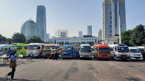 Sejumlah kendaraan yang diamankan oleh petugas Dit Lantas Polda Metro Jaya dalam penertiban travel ilegal yang tidak memiliki ijin mengangkut penumpang keluar daerah. Foto: Twitter/@TMCPoldaMetro