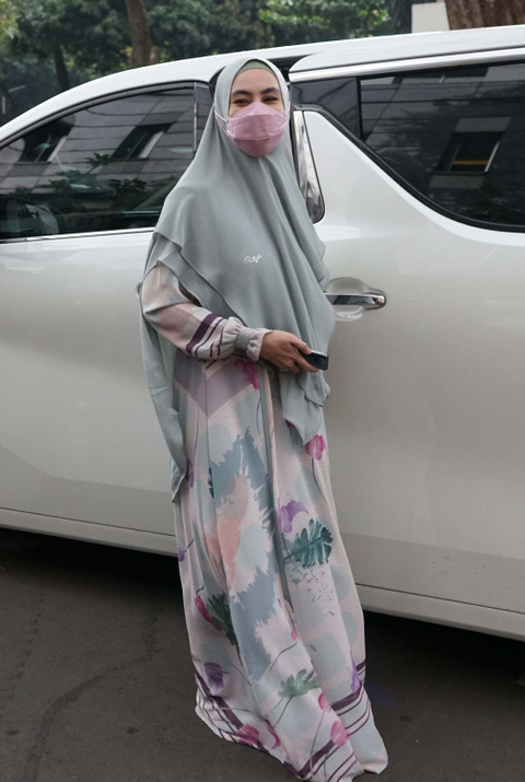 Artis Kartika Putri saat hadir untuk mediasi di Polda Metro Jaya, Jakarta, Rabu, (14/4/2021). Foto: Ronny