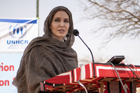 Angelina Jolie memberikan keterangan pers saat mengunjungi kamp pengungsian di Goudebou, Burkina Faso. Foto: OLYMPIA DE MAISMONT / AFP