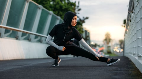 Ilustrasi olahraga mengecilkan paha dan betis sambil mengenakan hijab. Foto: Shutterstock