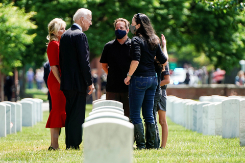 Foto: Joe Biden Kunjungi Pemakaman Nasional Arlington di Hari Pahlawan AS