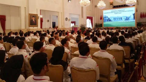 Jokowi Komentari Biaya Sertifikasi Satpam Rp 5 10 Juta Mahal Kumparan Com Minta pihak pemasaran perumahan untuk mengantar kita langsung ke lokasi atau cluster yang kita pilih. jokowi komentari biaya sertifikasi