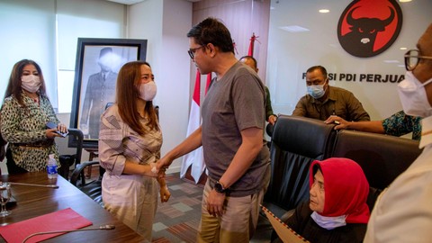 Anggiat Pasaribu Nyanyikan Hymne Guru usai Minta Maaf ke Arteria dan Ibunya (1)