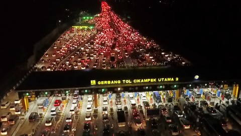 Kendaraan pemudik terjebak macet di Gerbang Tol Cikampek Utama, Jawa Barat, Minggu (9/6) malam. Foto: ANTARA FOTO/AGUS