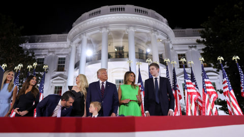 Presiden AS Donald Trump dan keluarganya saat peneriman Konvensi Nasional Partai Republik dari South Lawn Gedung Putih. Foto: Doug Mills/REUTERS