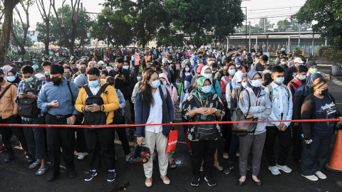 Foto: Antrean Panjang Penumpang KRL di Stasiun Bekasi