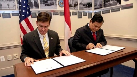 Menhan AS Mark Esper menandatangani dokumen kerja sama dengan Menhan Prabowo Subianto di Pentagon, Washington, D.C., Amerika Serikat, (16/10). Foto: Kemhan RI