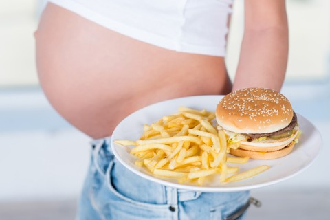 Ibu hamil makan junk food. Foto: Shutter Stock