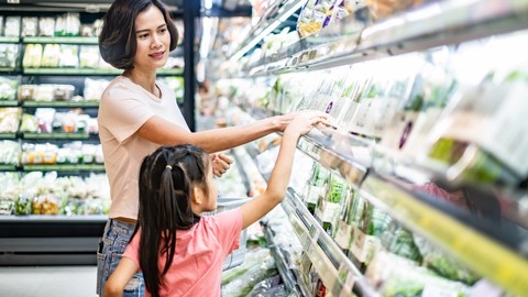 Ilustrasi anak belanja bersama ibu. Foto: Shutter Stock