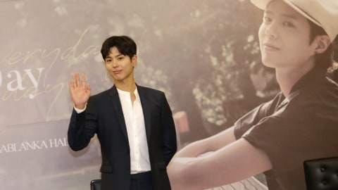 Artis asal Korea Selatan Park Bo Gum saat hadir di konferensi pers jelang acara Good Day di Kota Kasablanka, Jakarta, Jumat (22/3). Foto: Ronny